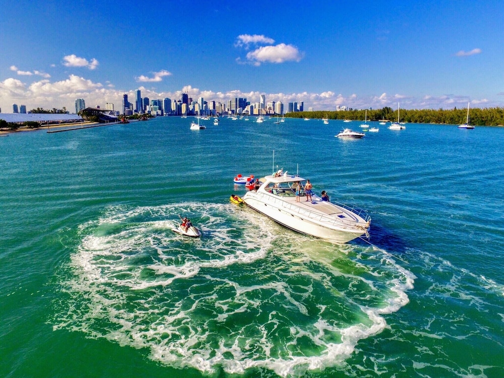 58' Luxury Yacht For Rent In Miami - Miami Beach, FL
