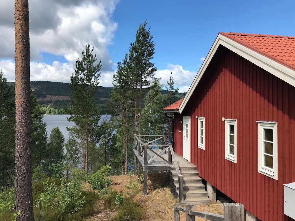 位于瑞典托斯比市中心带桑拿的小木屋 - 瑞典