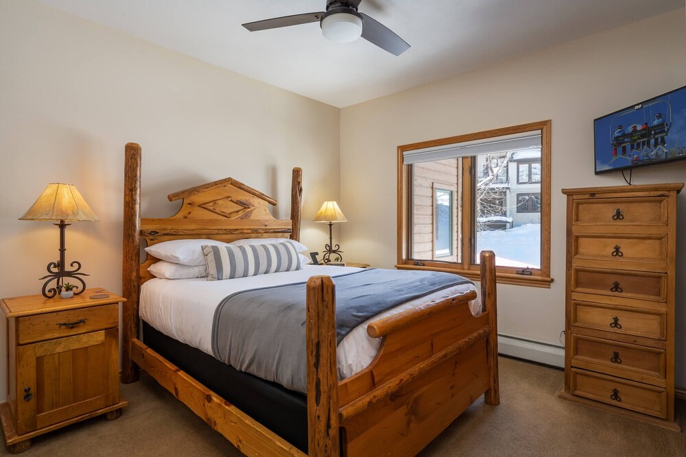 🌲 Evergreen Lane Townhome | Across The Street From Ski Resort | Luxe Bedding - スティームボート・スプリングズ, CO