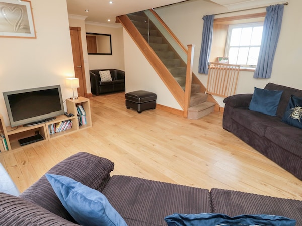 Low Croft, Pet Friendly, With Pool In Embleton - Craster