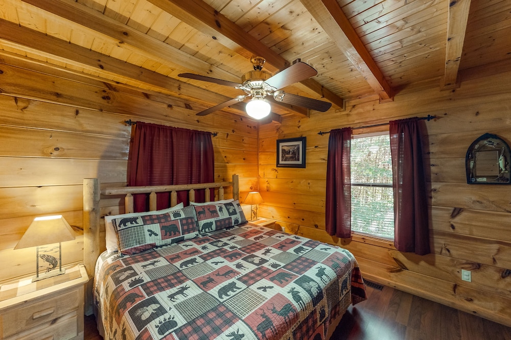Family-friendly Cabin With A Private Hot Tub, Loft, And Pool Table - Tennessee