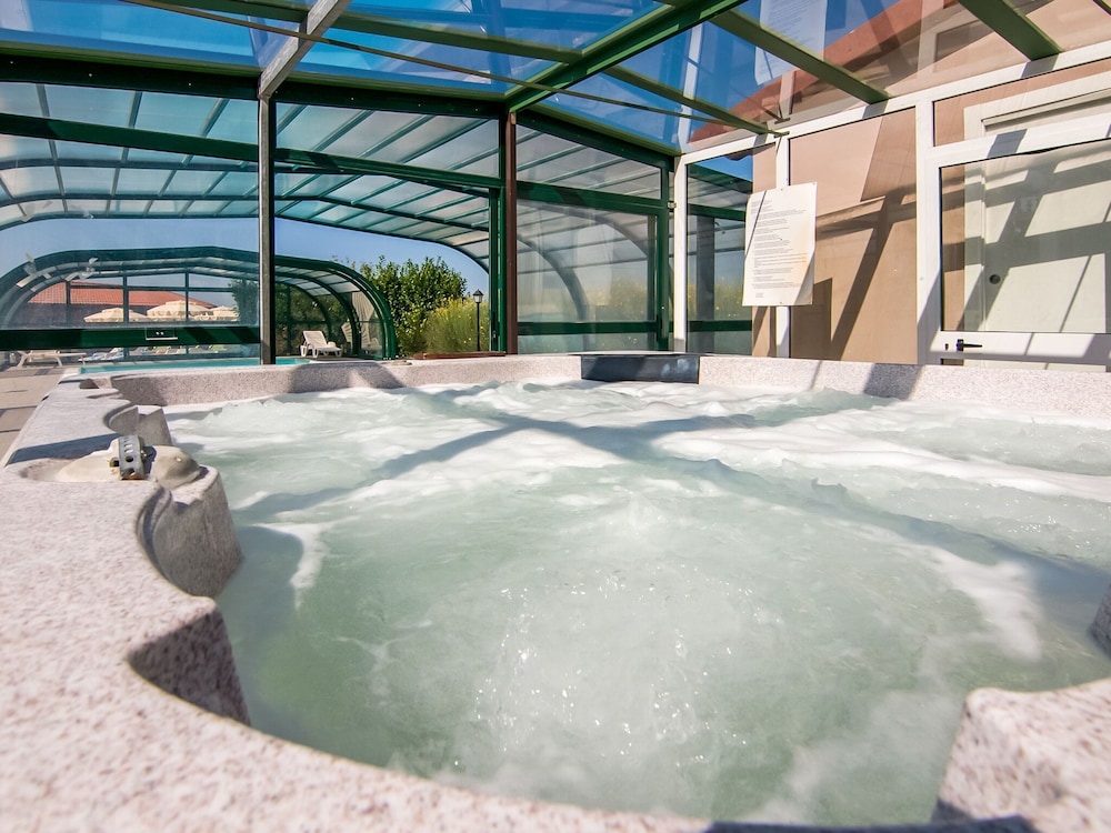 Agriturismo in the Appenines with covered swimming pool and jacuzzi - Marche