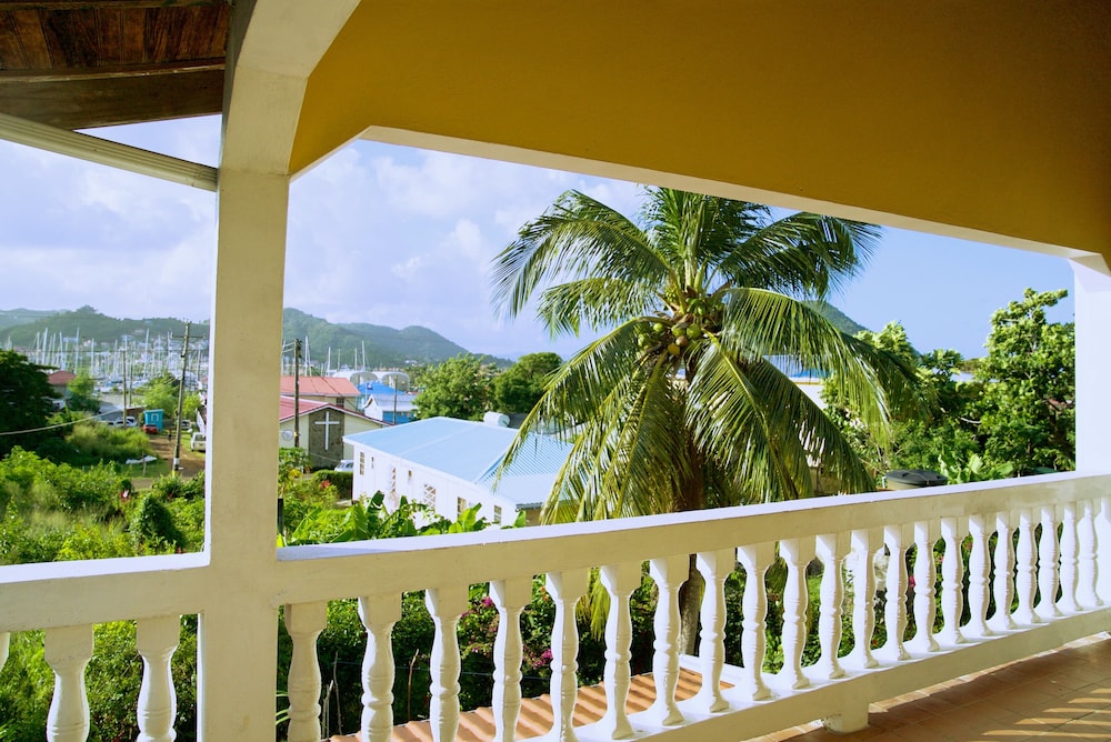 Tropical Breeze Guesthouse And Furnished Apartments - Santa Lucia