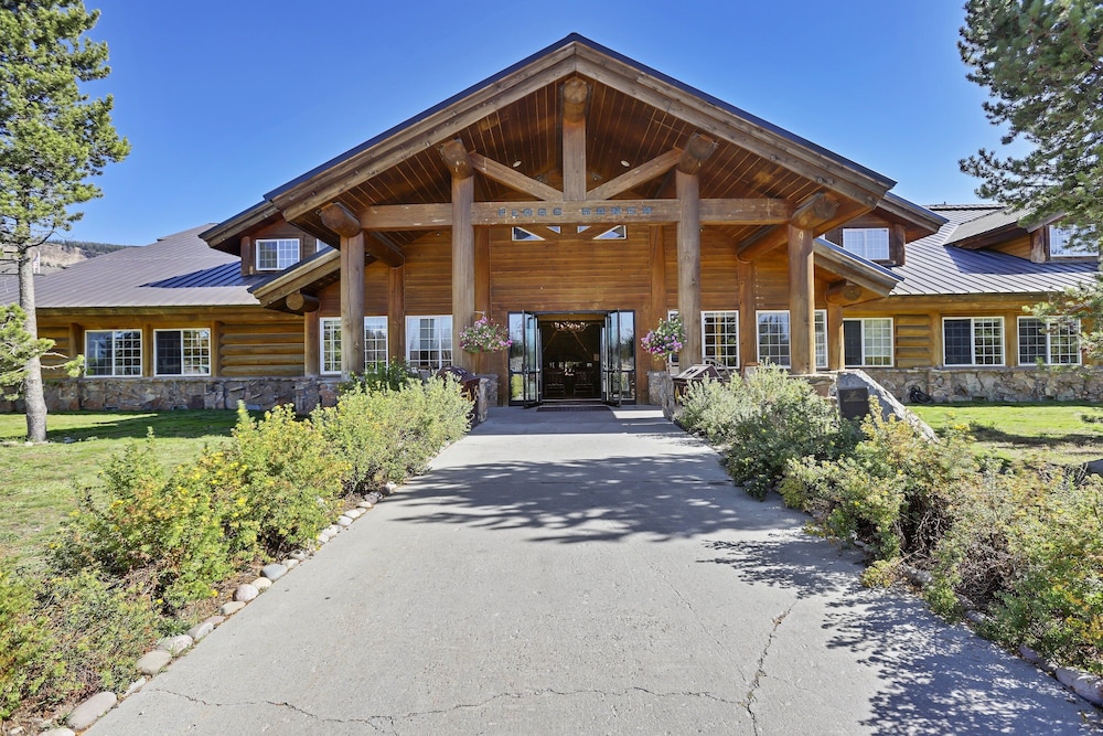 Headwaters Lodge & Cabins At Flagg Ranch - Lewis Lake, WY