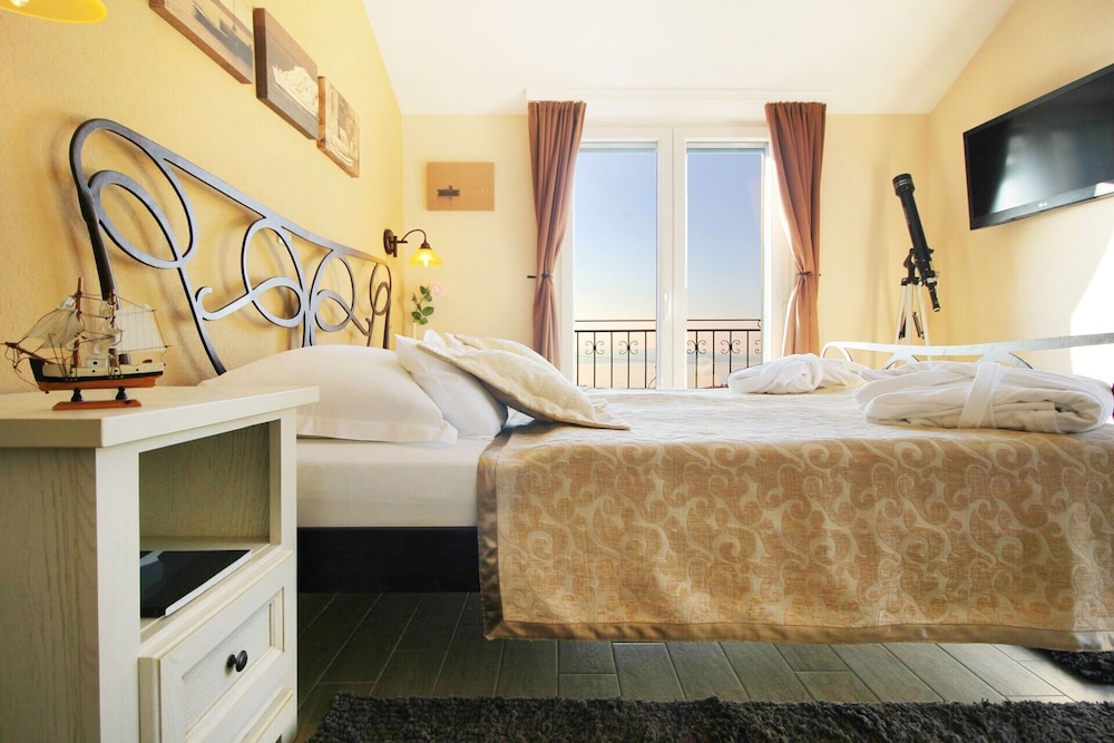 Villa Makarska Petite - A Delightful 2 Bedroom Villa – Gym – Sauna - Jacuzzi - Promajna