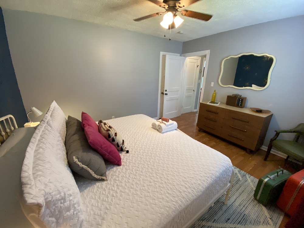 No Cleaning Fee!! Midcentury Modern 2 Bedroom-sleeps 6-king, Queen & Sofa Bed - MTSU, Murfreesboro