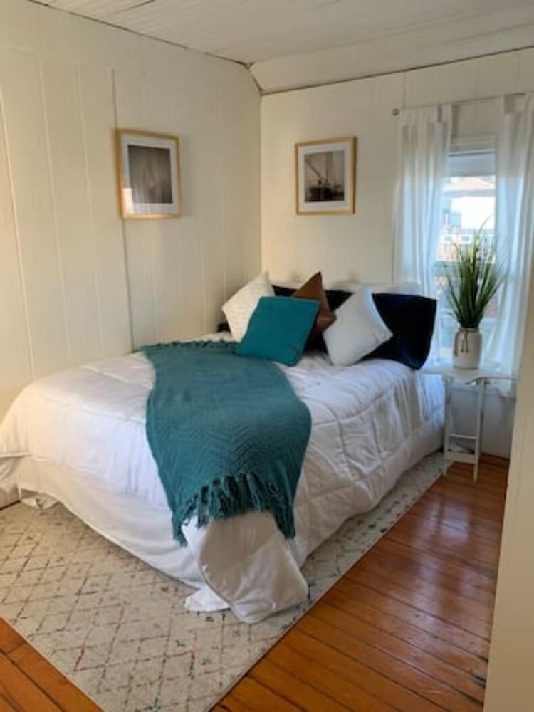 Cozy Beach - Direct Waterfront! - Connecticut