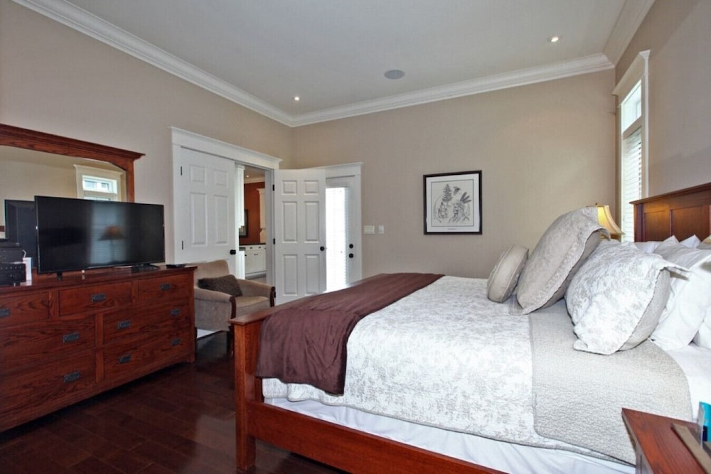 Six Nations House, Luxury In The Heart Of Old Town - Niagara-on-the-Lake