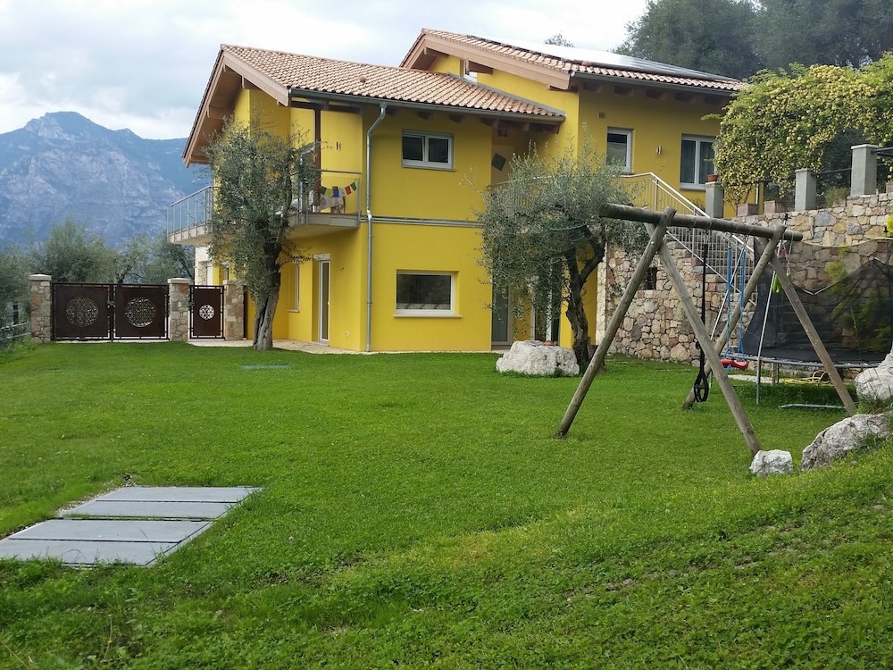 New Apartment With A Large Garden In A Quiet Location - Malcesine