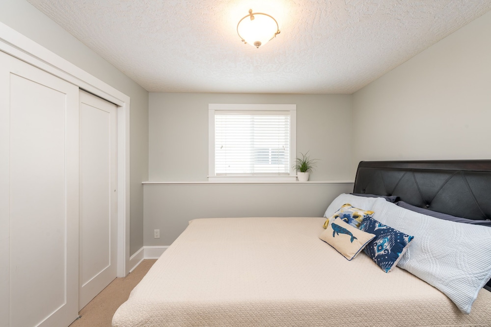 Oceanside Getaway Close To Downtown ***Pet Friendly*** - Victoria, Canada