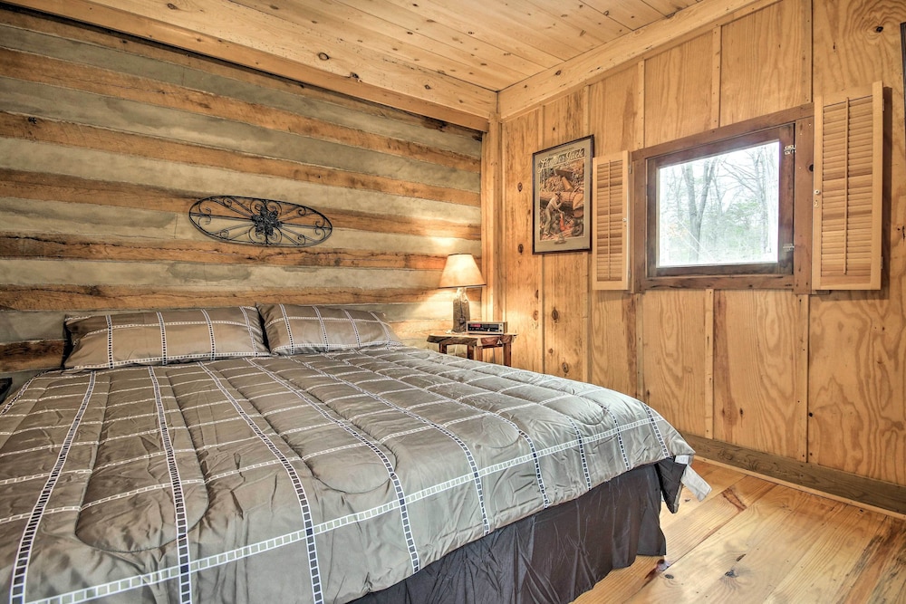 Scenic Cabin with Deck and Fire Pit - Near Hiking! - Strasburg, VA