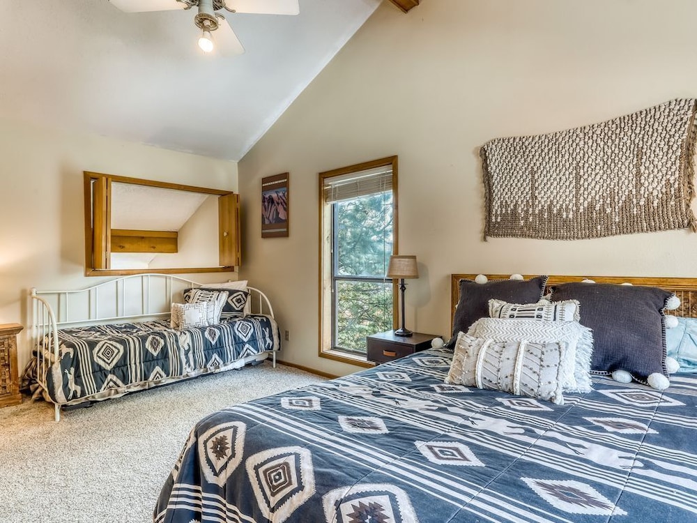 Stylish Corner Condo With Views, Jetted Tub, Resort Access, And Free Wifi - Angel Fire, NM