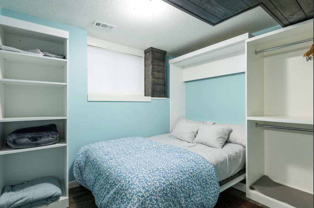 Cozy And Serene 1 Bed One Bath ,Large Den Basement In Nolanhill - Calgary