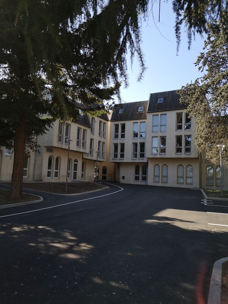 Auberge De Jeunesse Orléans Centre Ville - Hostel - Orléans