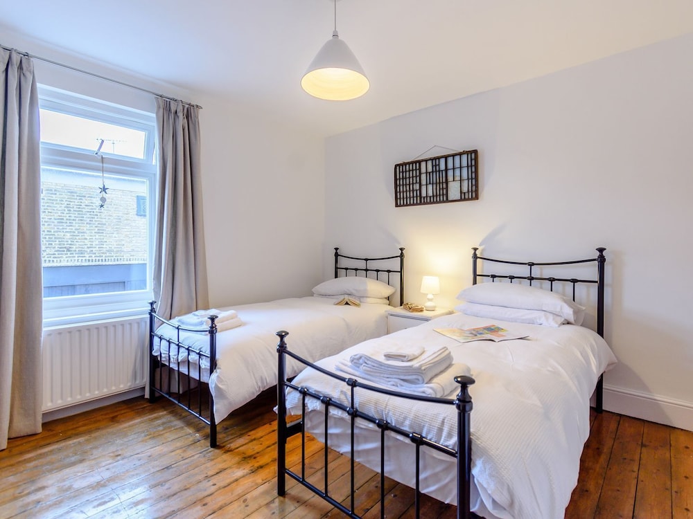 2 Bedroom Accommodation In Whitstable - Whitstable