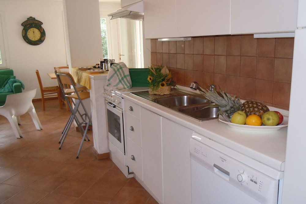Ground Floor Apartment About 200 Meters From The Sea Suitable For 6/7 People. - Elba