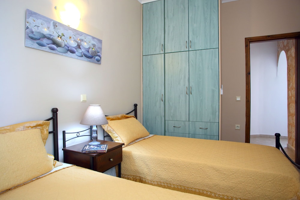 Gorgeous Villa Evelyn Ideal For Famylis  Close To Kathisma And Mylos Beach - Lefkada