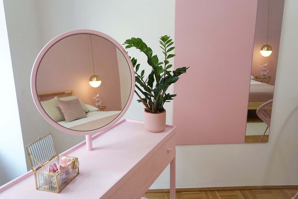 Stylish Apartment "Dream In Pink" By Interior Designer - Klosterneuburg