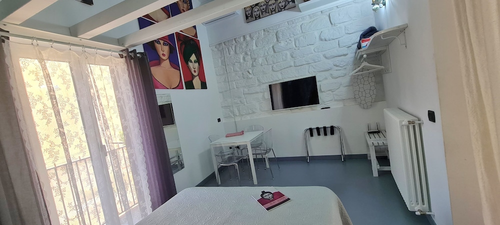 Old Renovated Studio Apartment In Town Hall Square With Works On Display - Agrigento, Italia