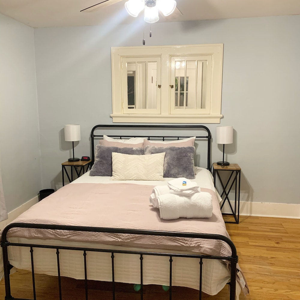 Charming Home- Downtown Cody - Sleeps Up To 9! - Cody, WY
