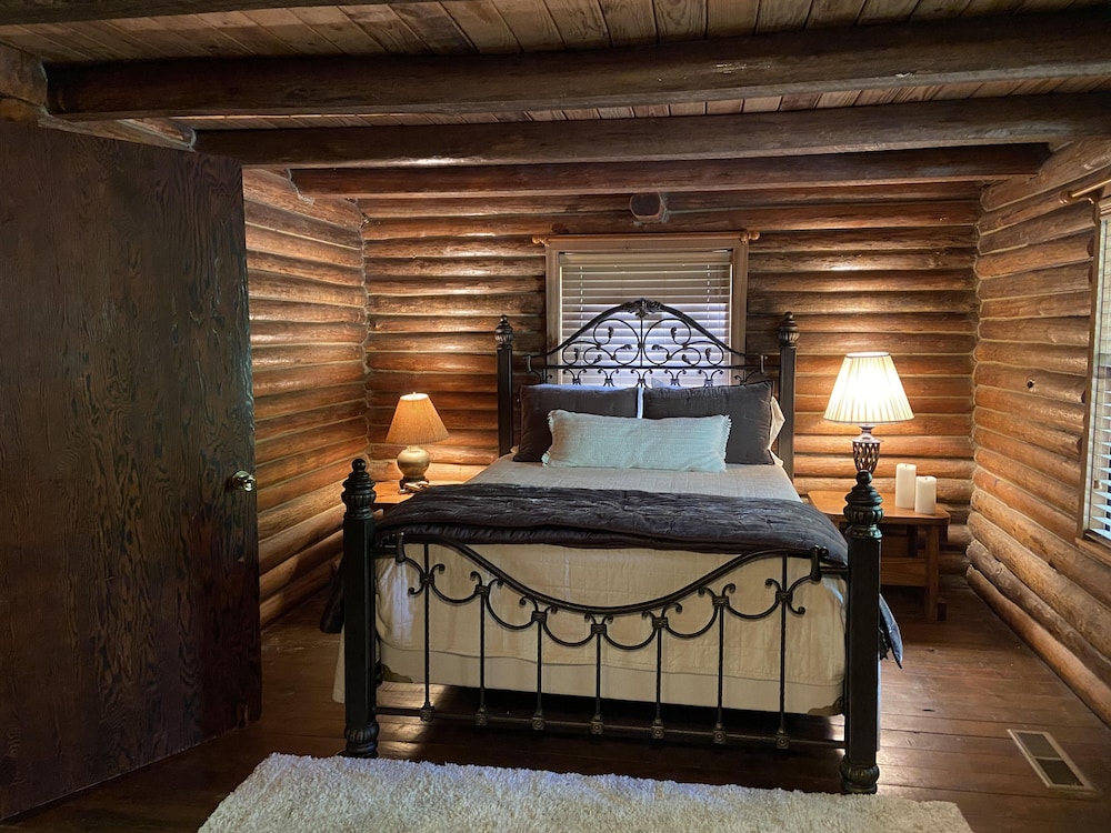 "The Honeymooner" - A Rustic, Quaint Little Cabin.  Open Labor Day Weekend - Heber Springs, AR