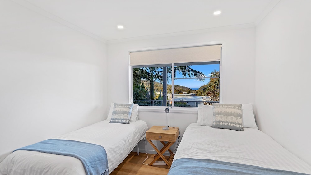 Island View - 80 Lentara St - Large Family Home, Pool, Wifi And Sweeping Views Of Fingal - Nelson Bay