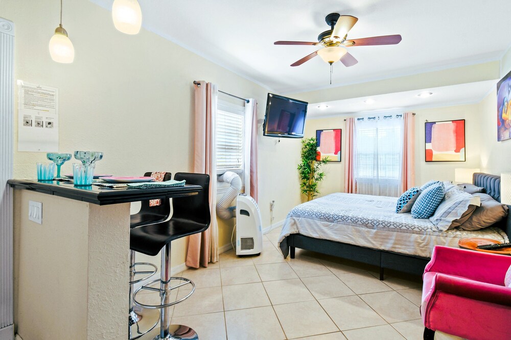 Guest Suite Tropicana (Digsify) ☆  Private Entrance ☆  King Bed ☆ Self Check-in ☆ Free Parking ☆ Pga - Juno Beach, FL