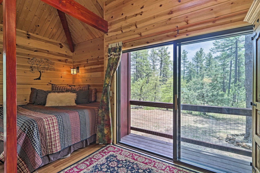 Strawberry and Pine Studio Cabin with Outdoor Oasis! - Strawberry, AZ