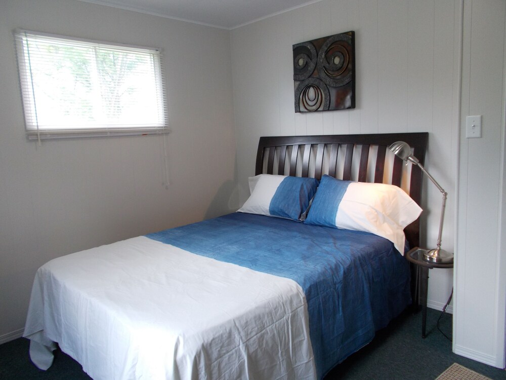 Quaint Spacious 3 Bedroom House Sleeps 5 - Thunder Bay