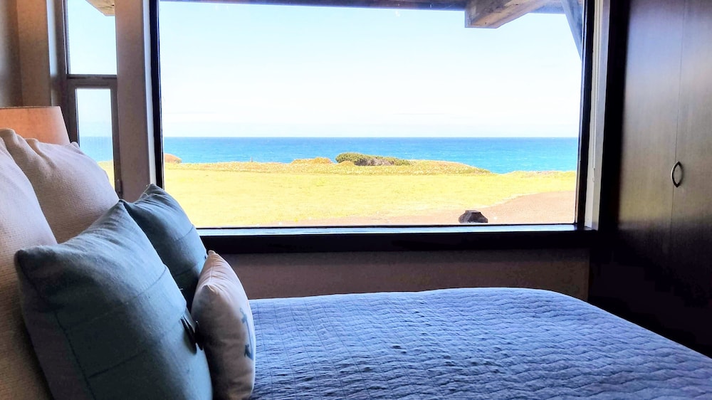 Ocean Front Timbered Lodge Ideally Located With Stunning Pacific Views - - Fort Bragg, CA