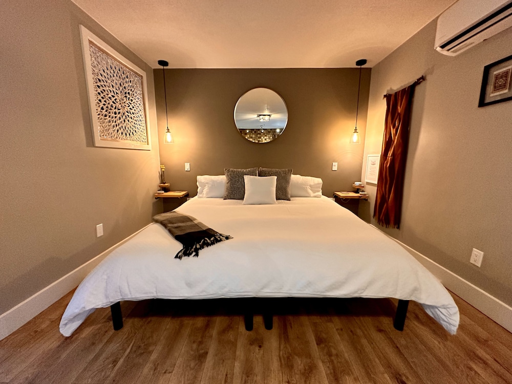 Chico Bay Inn: Luxury King Garden Suite With Beach Access, Kayaks, & Hot Tub - Silverdale, WA