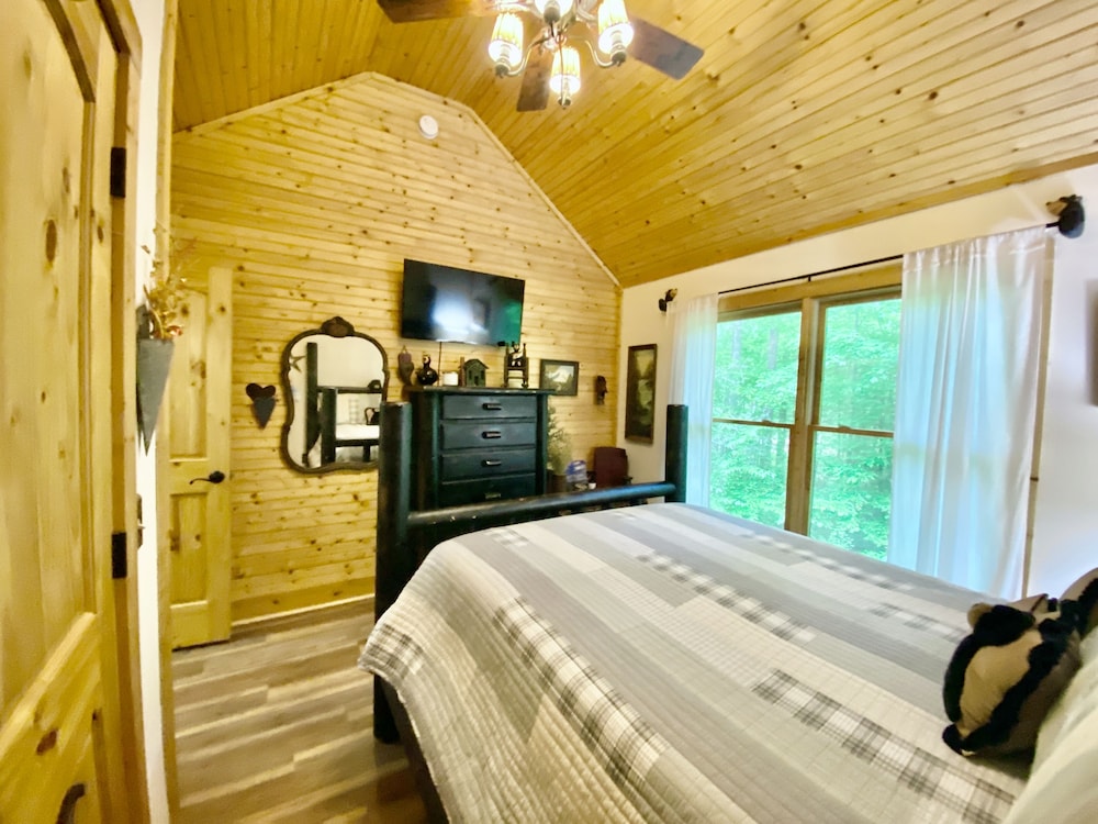 Riverfront Cabin In Helen Ga On The Chattahoochee!! Big Bear Lodge ♥️ - Helen, GA