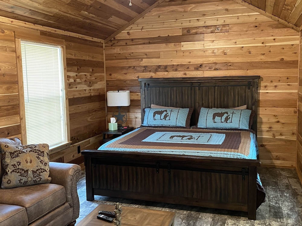 One Bedroom Cabin W/sleeper Sofa - Hamilton, TX