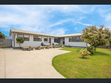 Best large villa rentals in Ventnor on cozycozy