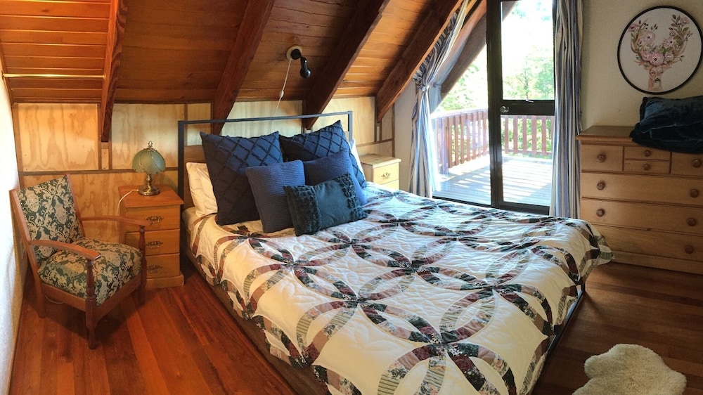 Adorable Warm Log Cabin On A Private Section Ideal For A Couple Or Small Family - Marlborough District