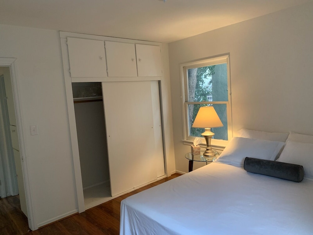 Simple 1 Bedroom In An Amazing Location / Melrose - Hollywood, CA