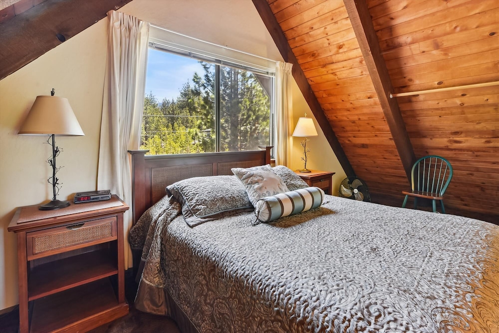 Cozy Secluded Cabin In The Woods Steps To The Upper Truckee River, 15 Minutes To Heavenly & Nightlife - South Lake Tahoe, CA