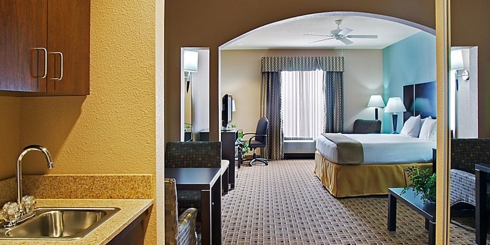 Furnished Rooms With Breakfast, Internet, Swimingpool, Parking, Fitness Center - Stafford, TX