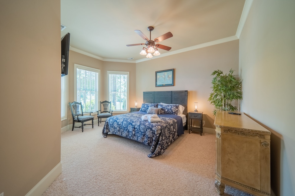 Heather Grace - Lakefront Property With Pool - Lake Norman, NC
