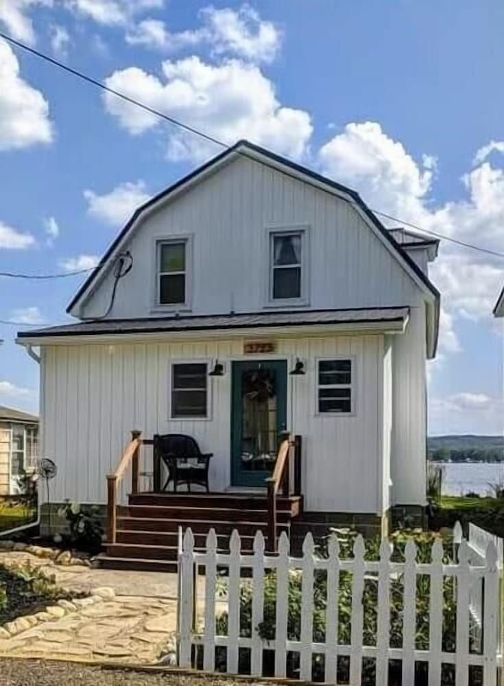 Beautiful Lakefront Cottage On Chautauqua Lake In A Quiet Setting! - Jamestown, NY