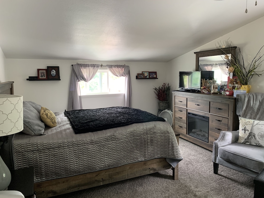 Quaint 3 Bedroom House Now With Updated/new Beds, Available Year Round! - Vernal, UT