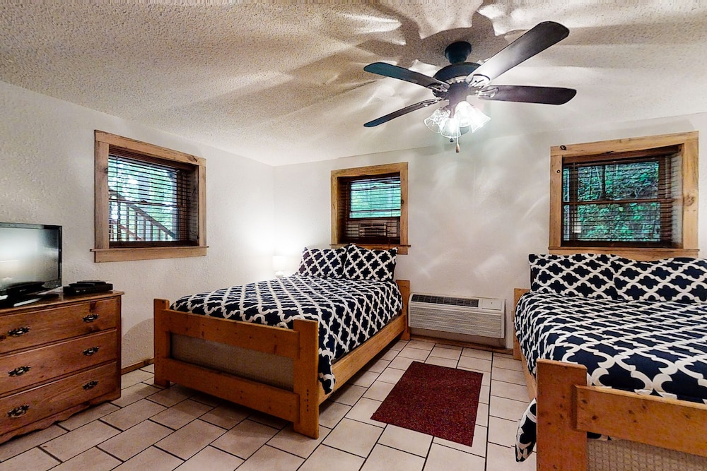 Cozy & Secluded Family-friendly Home With A Private Hot Tub & Spacious Deck - Cherokee, NC
