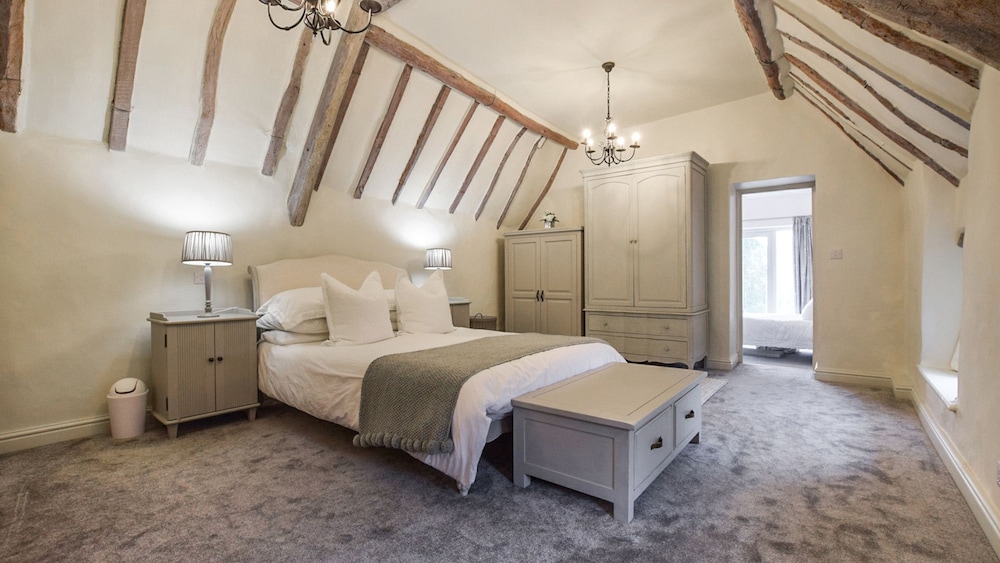 Suncroft - Sleeps 8 Guests  In 3 Bedrooms - Northamptonshire