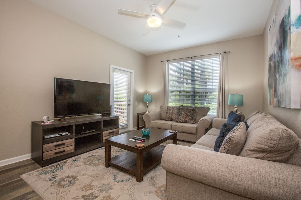 Ground-floor condo next to Vista Cay Clubhouse and pool! - Winter Garden, FL