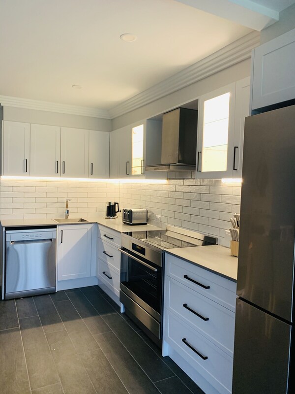 Nephin Cottage - Newly Renovated Stunning 4 Bed / 3 Bath, Netflix And Aircon - Kitchener