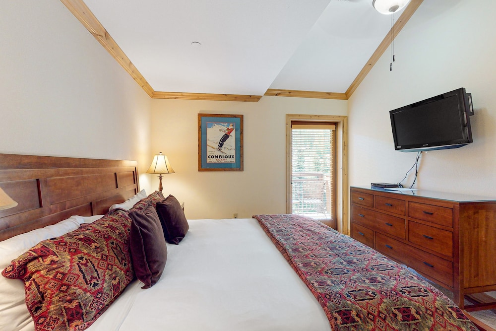 Lion Square Lodge South 655: Studio Ski In/out - Vail