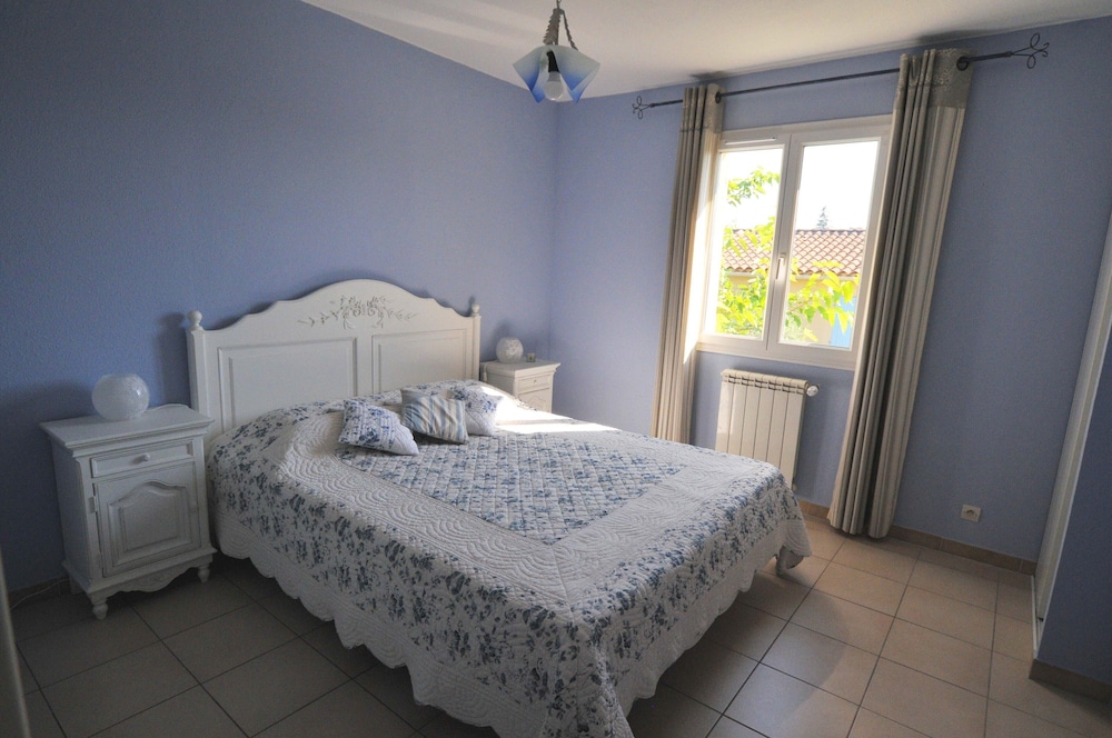 In A Small, Restful Residence, In The Heart Of The Lively Village All Year Round. - Carpentras