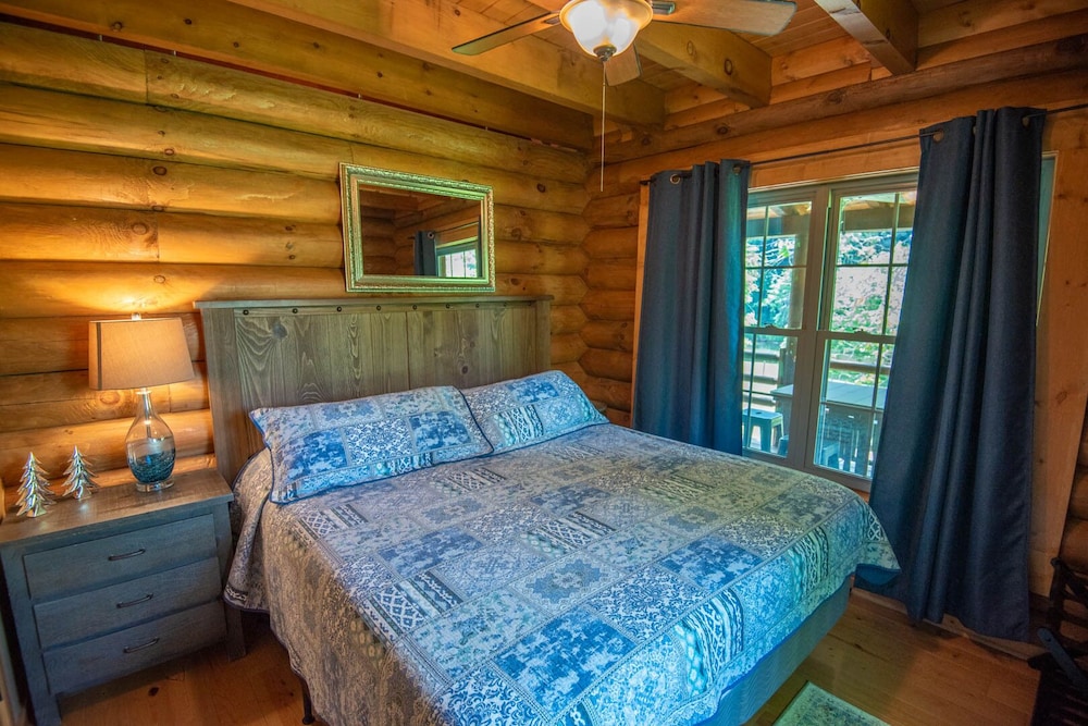 Log Cabin On The New River With Easy Steps In The River, Hot Tub, Fire Pit - West Jefferson, NC