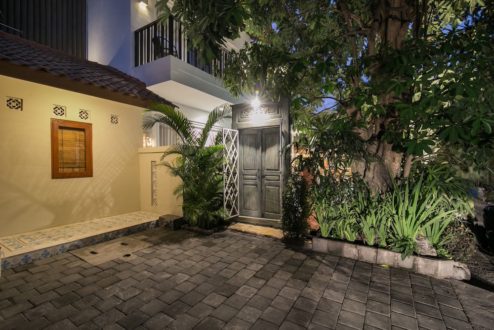 Minutes Walk To Central Seminyak-4br With Pool - Legian