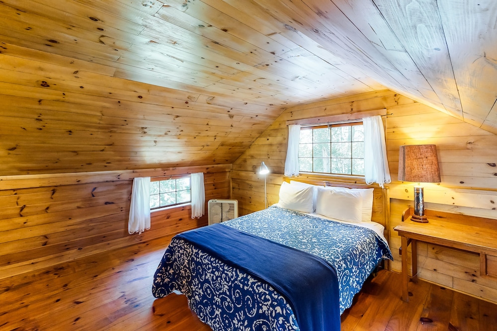 Dog-friendly Cabin Right On The Lake With Lots Of Space, Screened Porch, & Boats - Vermont